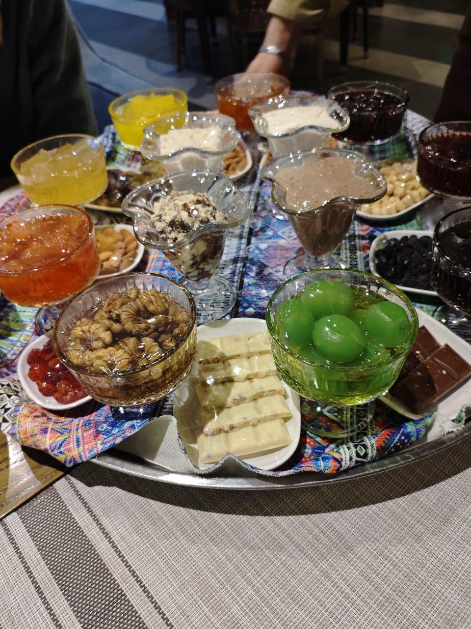 桌子上放着许多食物

描述已自动生成