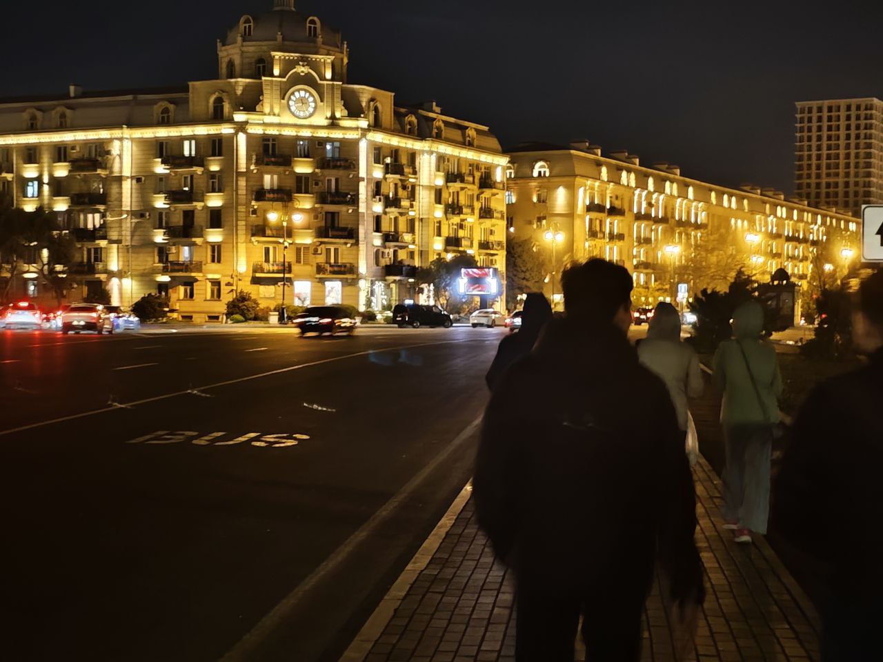 夜晚城市街道与高楼大厦

描述已自动生成