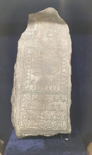 图片包含 石头, 建筑, 桌子, 对

描述已自动生成