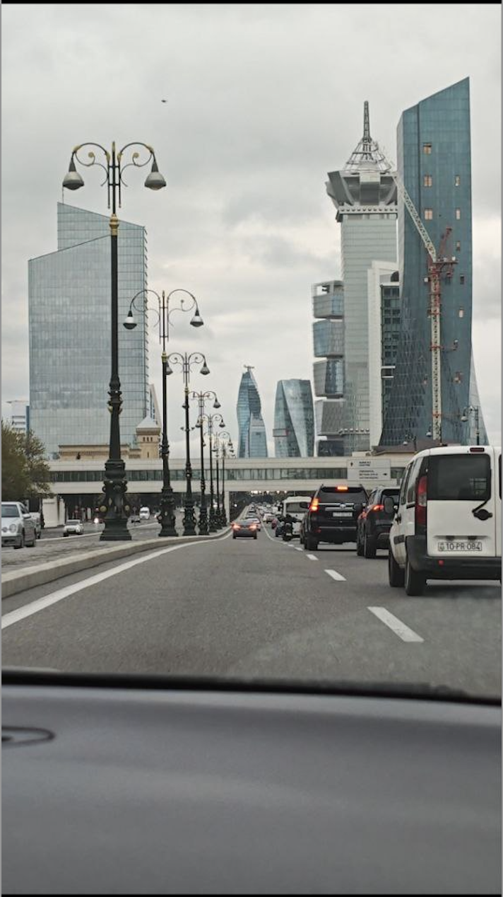 城市街道与高楼大厦的路上行驶

描述已自动生成